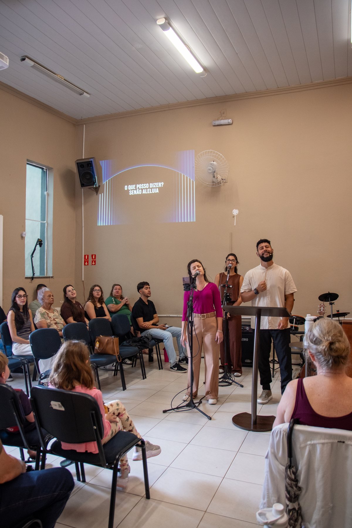 Momento de louvor em nosso culto